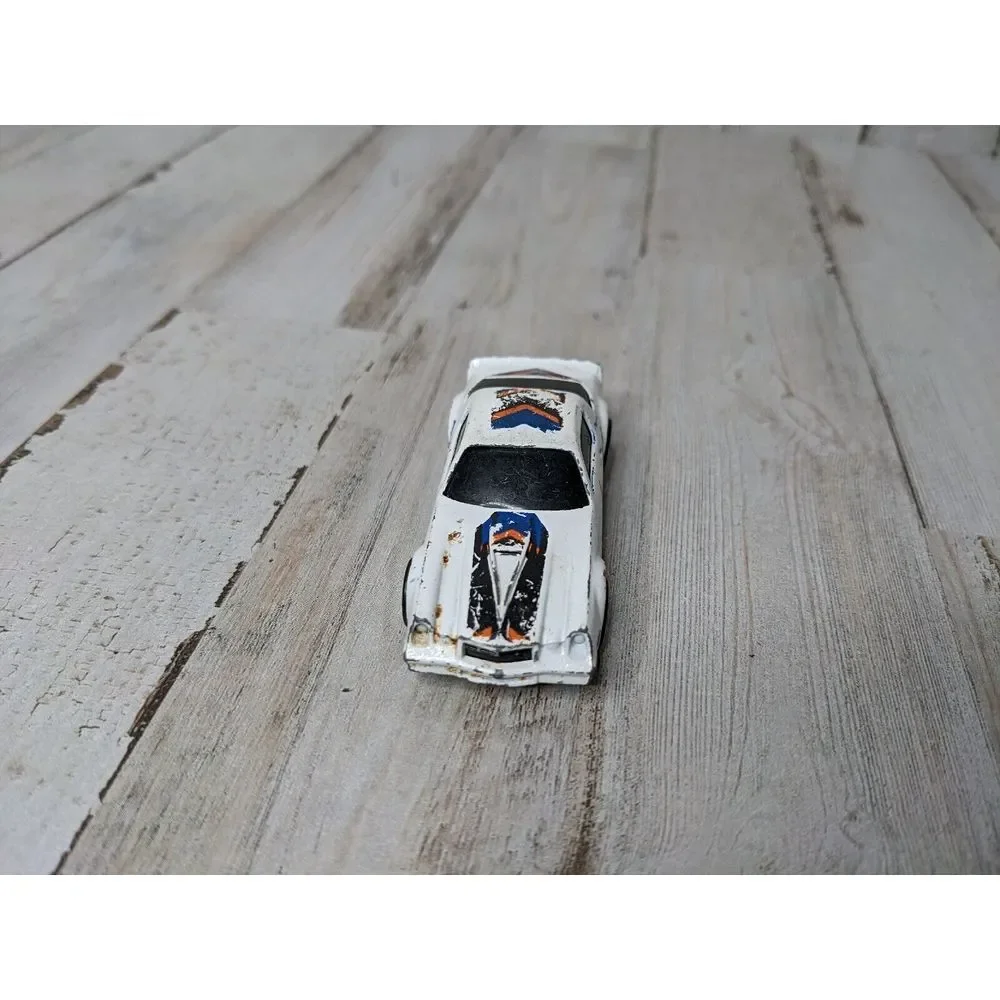 RARE‎ 1982 HOT WHEELS CAMARO Z28 WHITE WITH GOLD RIMS 1:64